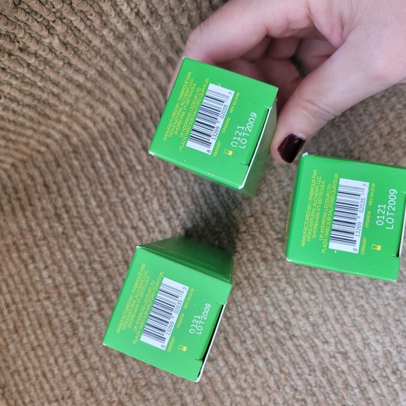 Tata Harper Clarifying Solution in Green Packaging - Picture 2 of 3